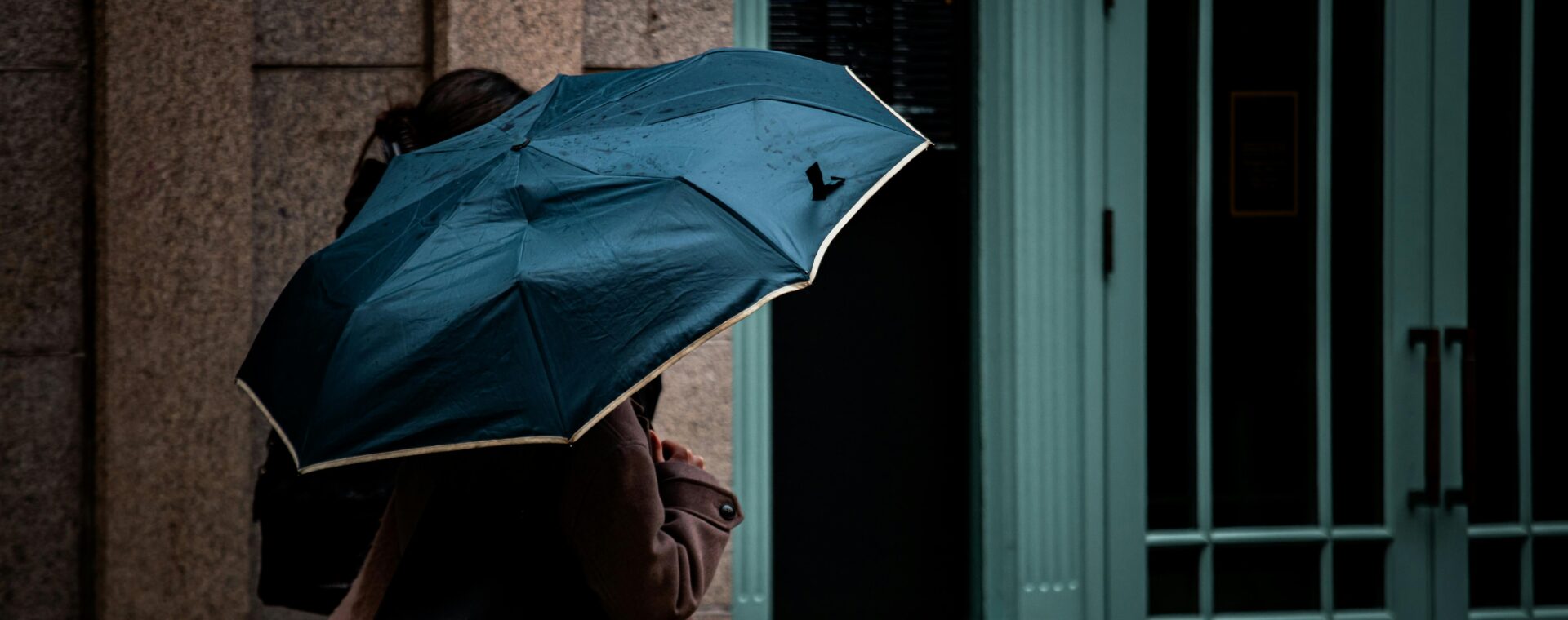 Parasol męski składany - automat czy manualny? Co lepiej działa w praktyce
