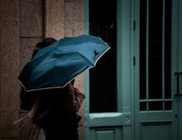 Parasol męski składany - automat czy manualny? Co lepiej działa w praktyce