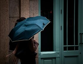 Parasol męski składany - automat czy manualny? Co lepiej działa w praktyce