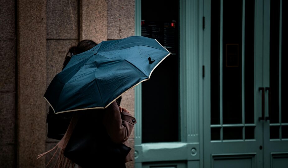 Parasol męski składany - automat czy manualny? Co lepiej działa w praktyce