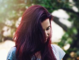 Cherry Red Hair bez efektu sztucznej czerwieni – komu pasuje ten odcień?