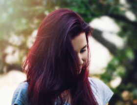 Cherry Red Hair bez efektu sztucznej czerwieni – komu pasuje ten odcień?