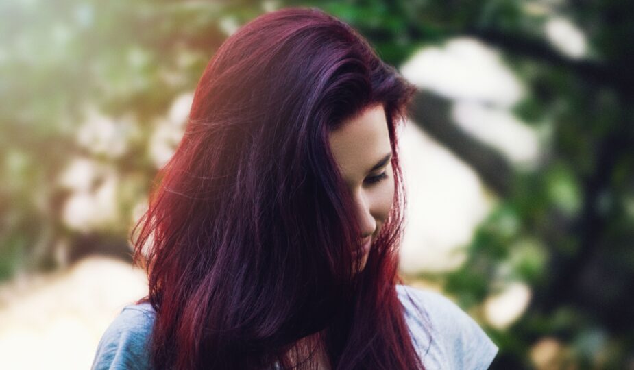 Cherry Red Hair bez efektu sztucznej czerwieni – komu pasuje ten odcień?